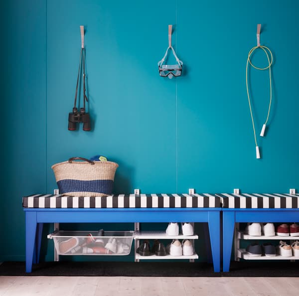 Bancs avec rangements pour chaussures en dessous.
