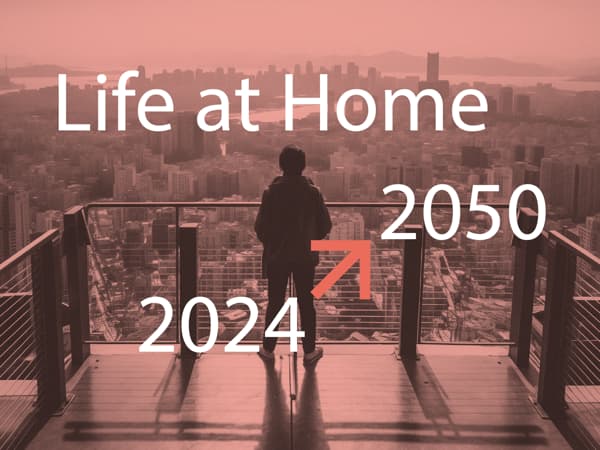 バルコニーから都市を見下ろす人物と『Life at Home』の文字、2024年から2050年への矢印を示す画像