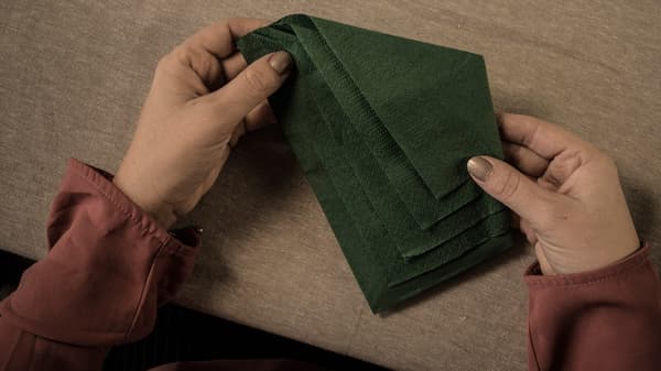 Bastelanleitung, Schritt 3: Dann klappe beide Eckkanten nach hinten.