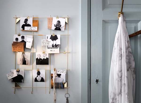 Beau cadeau! Cadre et photos accrochés à un mur.