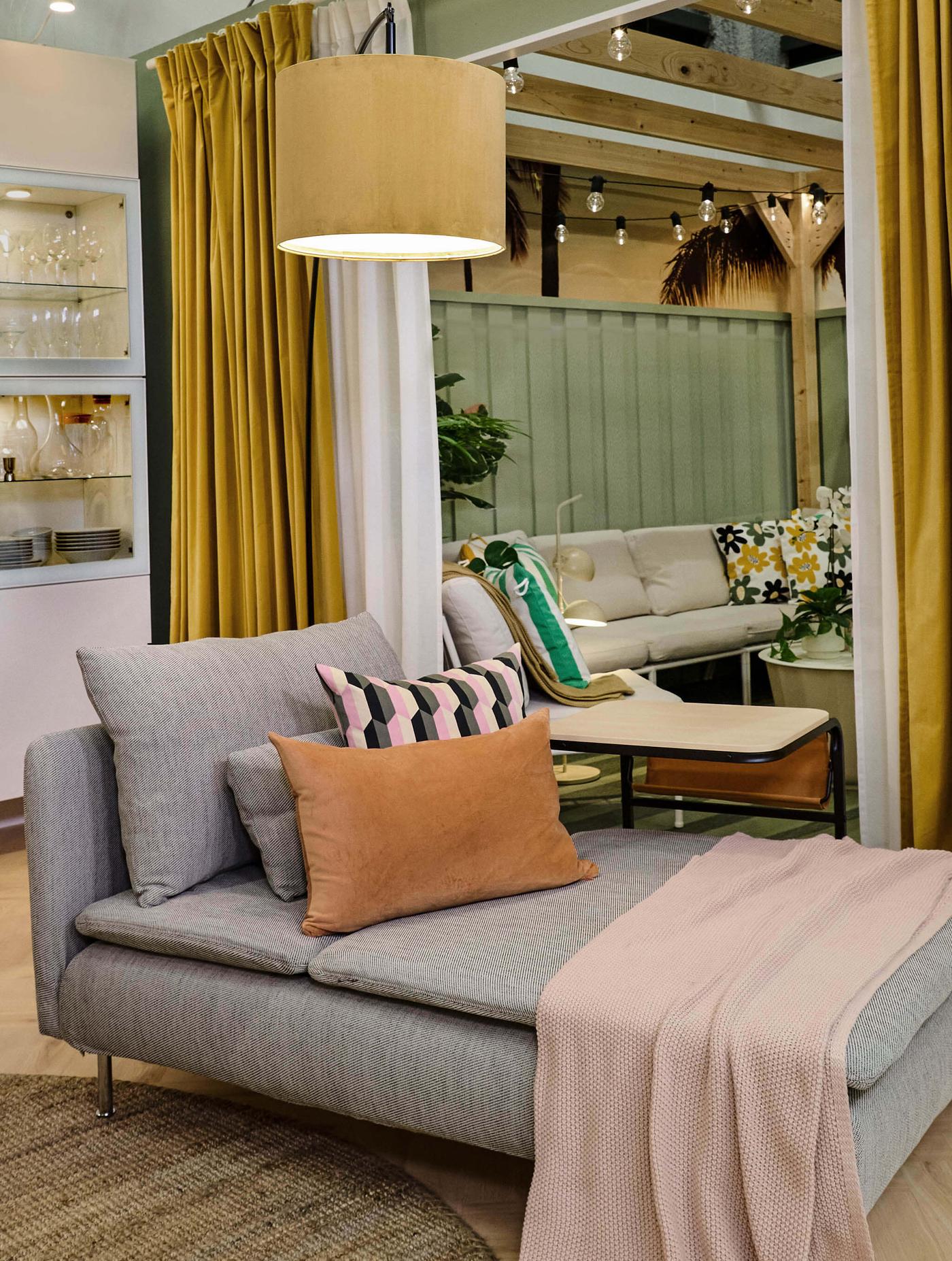 bedroom room setting