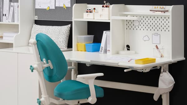 BERGLÄRKA – A desk with an adjustable height, storage and a work surface that can be angled.