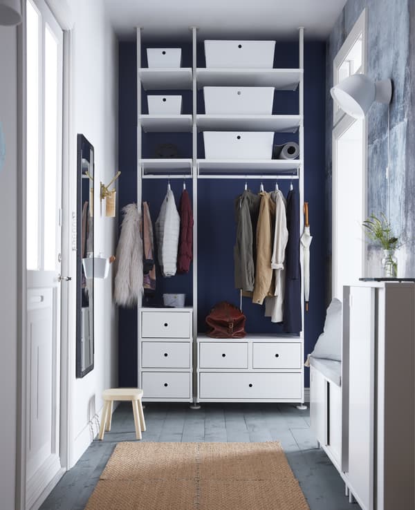 Besoin davantage d’espace dans une entrée un peu coincée? IKEA propose moultes idées rangement ingénieuses! Ajoutez des boîtes avec couvercle, comme KUGGIS, à une étagère pour dégager l’espace. Dissimulez les souliers dans le range-chaussures MACKAPÄR doté de portes coulissantes.