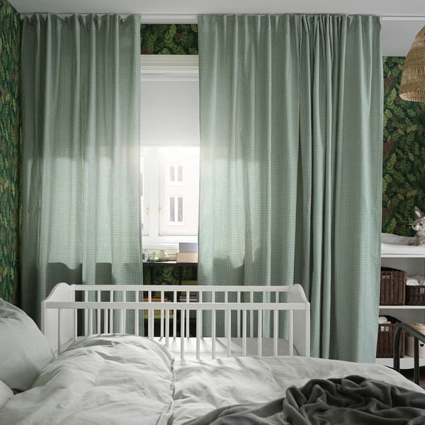 Bett und Babybett nebeneinander vor einem Fenster mit einem SILVERLÖNN Gardinenpaar