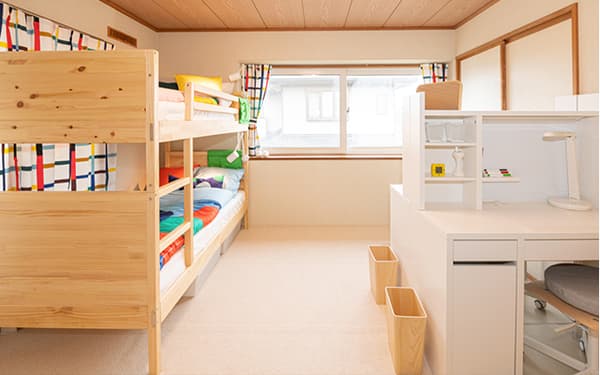 二段ベットと白い勉強机が置いてある部屋。