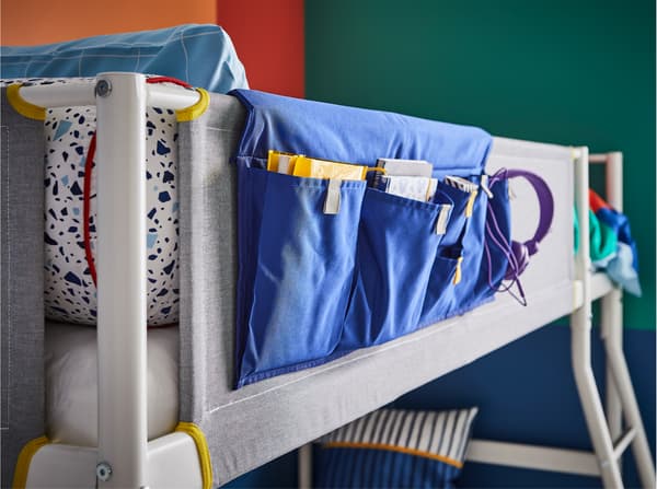 Bettseite eines VITVAL Hochbettgestells mit einer MÖJLIGHET Textilen Aufbewahrung