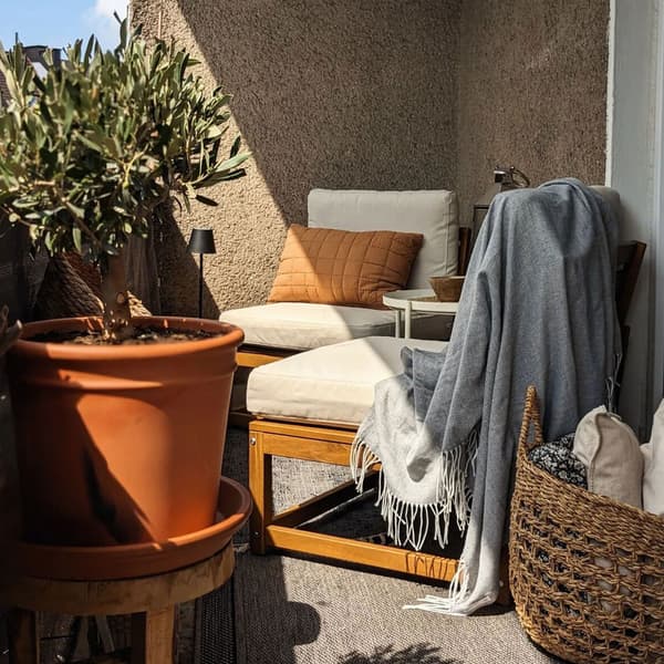 Bild från: @annihom_e som visae en liten soffa på en liten balkong. 25 August 2028
