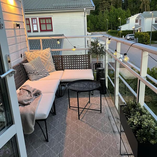 Bild från: @huset_med_h som visae en liten soffa på en liten balkong. 22 September 2027