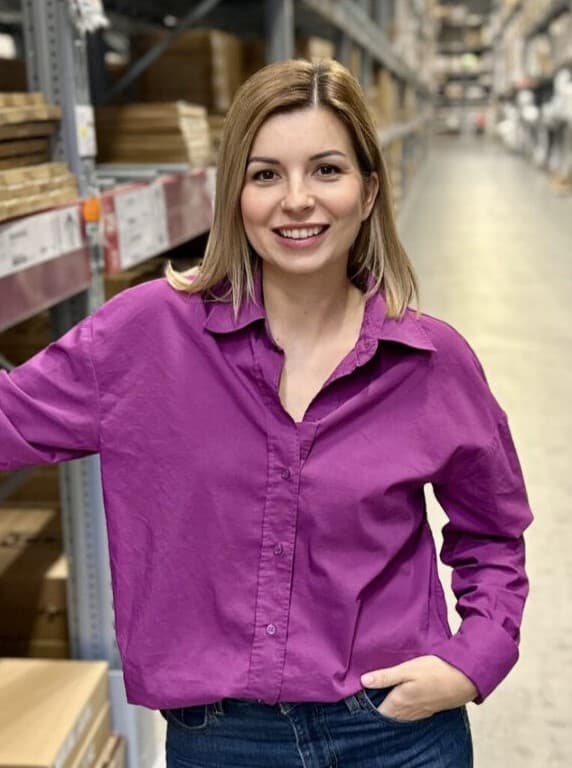 Bild på Amela Sofic Nordbeck på IKEA varuhuset.