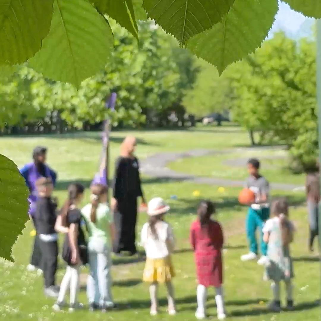 Bild på barn i en park.