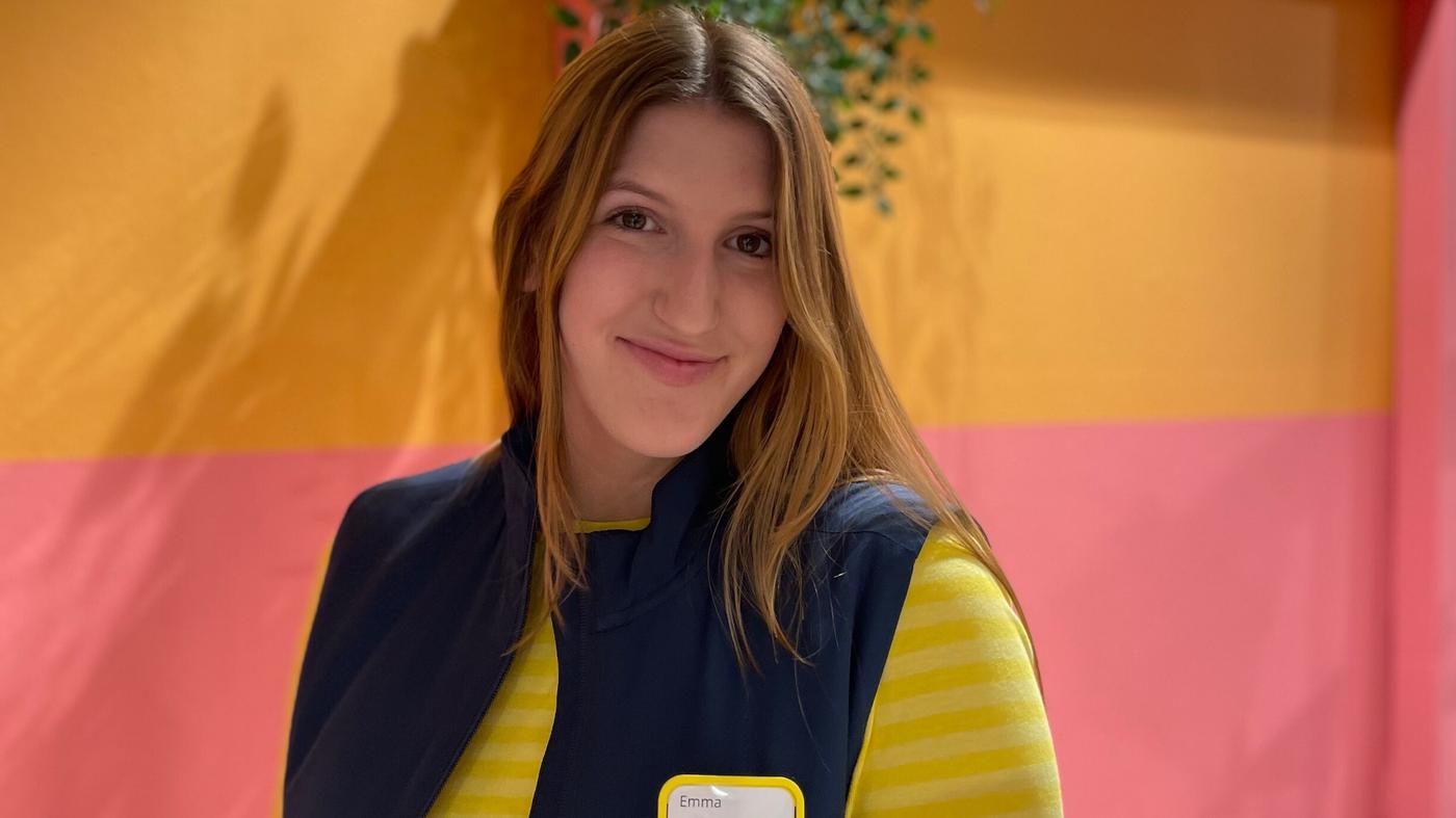 Bild på Emma Wireén i IKEA uniform.