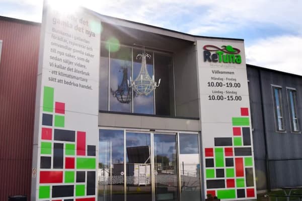Bild på fasaden av ReTuna Recycling Mall.