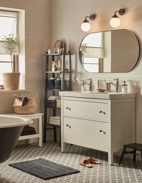 Bilik mandi yang mempunyai jubin gaya Maghribi dan warna-warna neutral, kabinet bawah sink dengan dua laci HEMNES dan cermin yang besar.