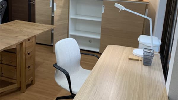 ベージュを基調としたデスクと白い椅子。