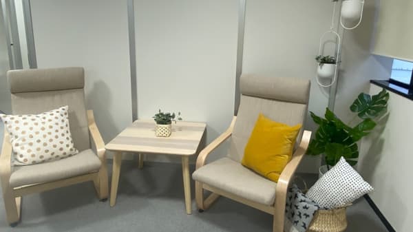 ベージュを基調とした一人掛けソファとテーブル。