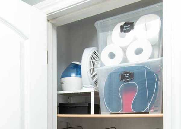 Black box under a VARIERA shelf insert in white, with a humidifier and fan on top.