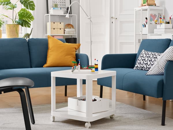 Blue GLOSTAD sofa, pillows, shelves and BYGGLEK for playing.