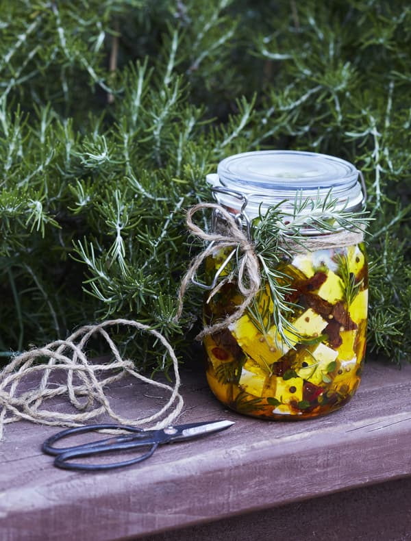 Bocal de feta et d’herbes