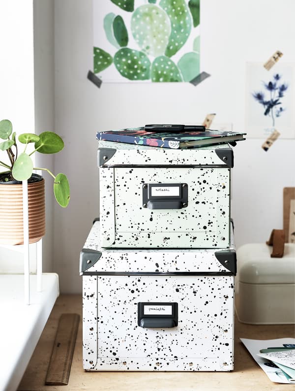 Boîtes de rangement empilées et étiquetées.