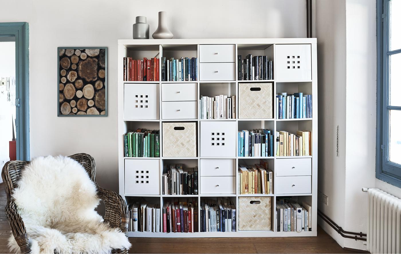 Boîtes et accessoires dans un grand rangement à casiers.