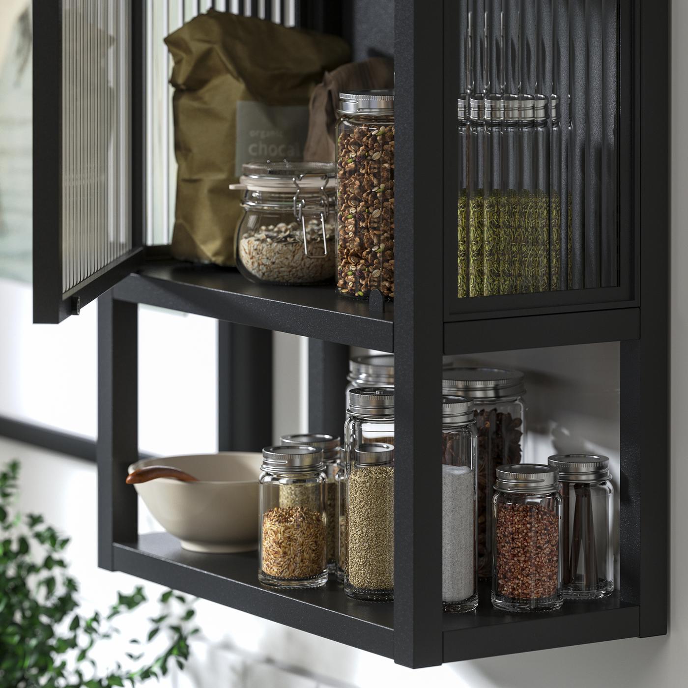 Botes para especias CITRONHAJ y tarros para especias GULDFISK en mueble de pared MOSSJÖN en color antracita con baldas/puerta de cristal.

