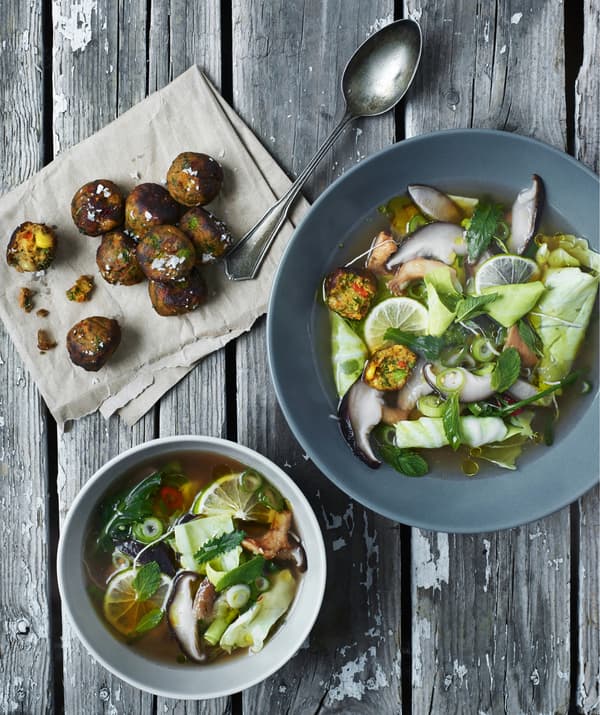 Boulettes végétariennes ALLEMANSRÄTTEN avec soupe pho, sur une table en bois.