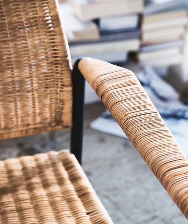 Bracciolo e seduta di una poltrona in rattan con struttura in acciaio - IKEA