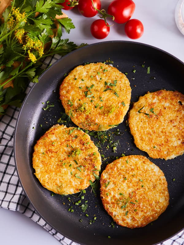 Bramborové placky RÖSTI na černé pánvi.