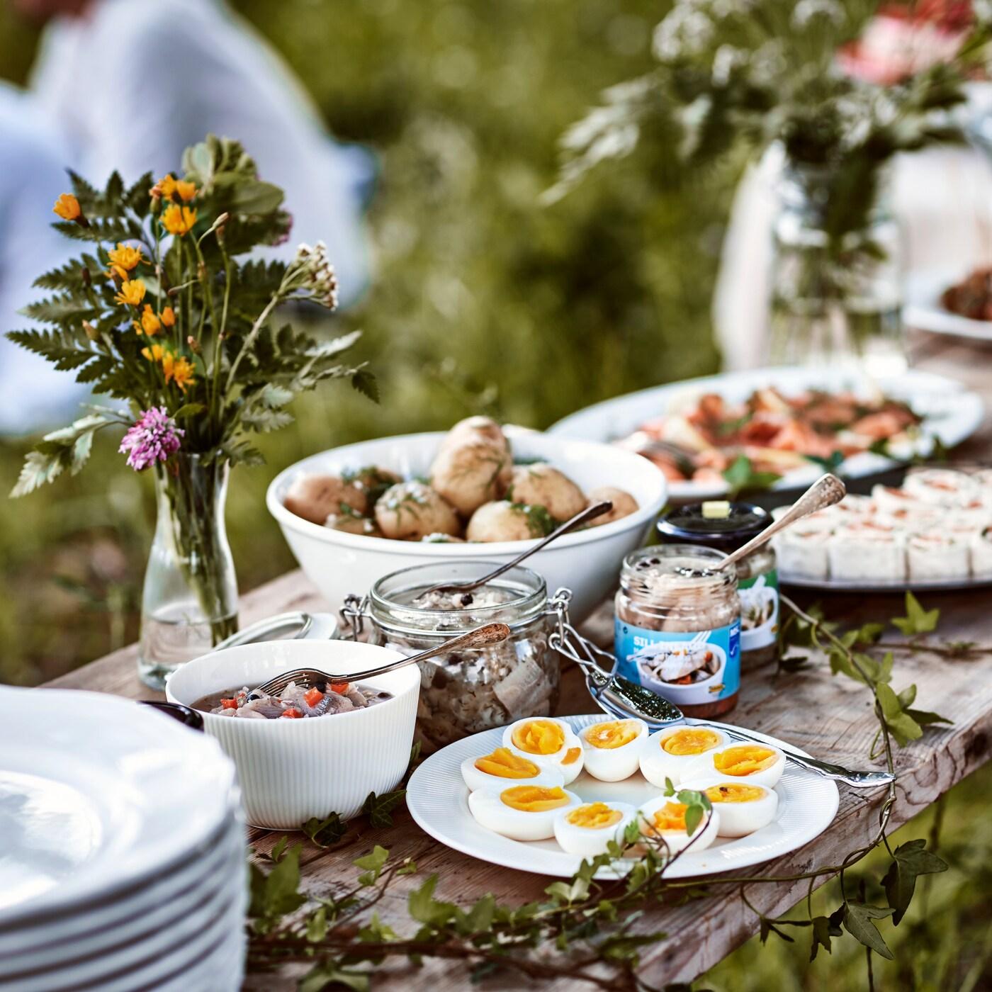 Buffet de Midsommar avec hareng, pommes de terre et saumon
