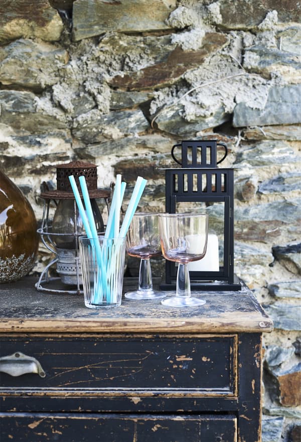 Buffet défraîchi portant lanternes et verres