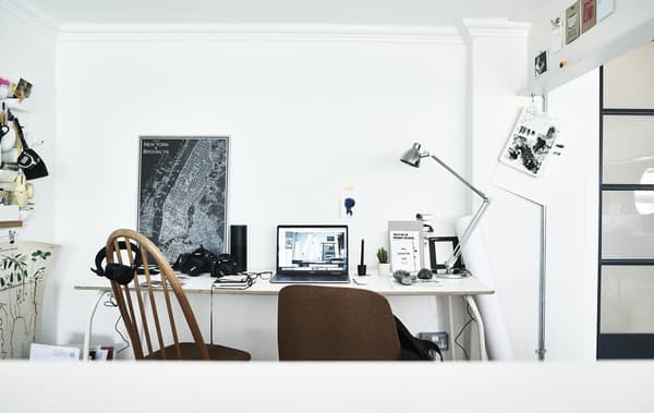 Bureau avec deux chaises.