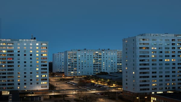 Byggnader i mörkret.
