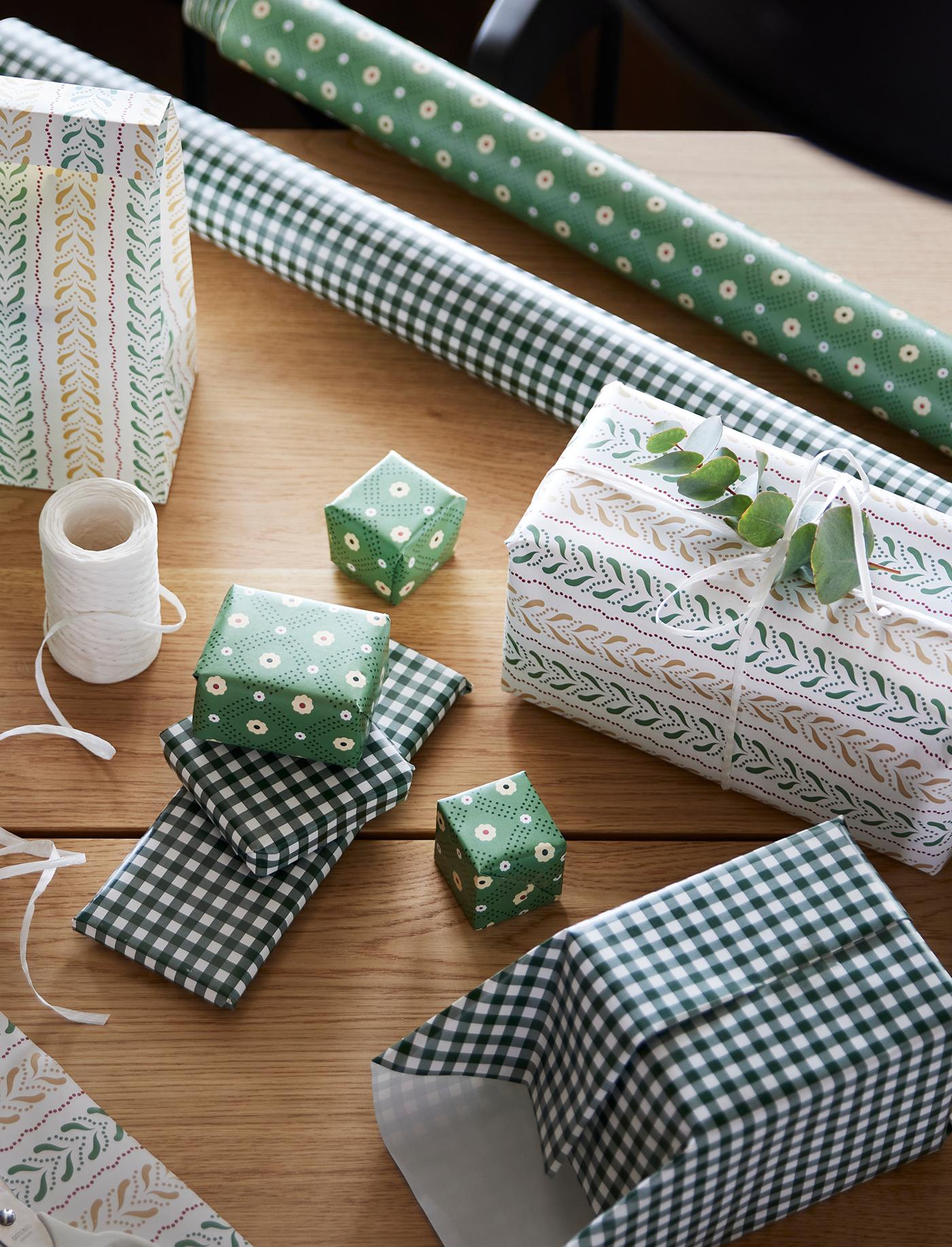 Cadeaus die zijn ingepakt met leuk inpakpapier