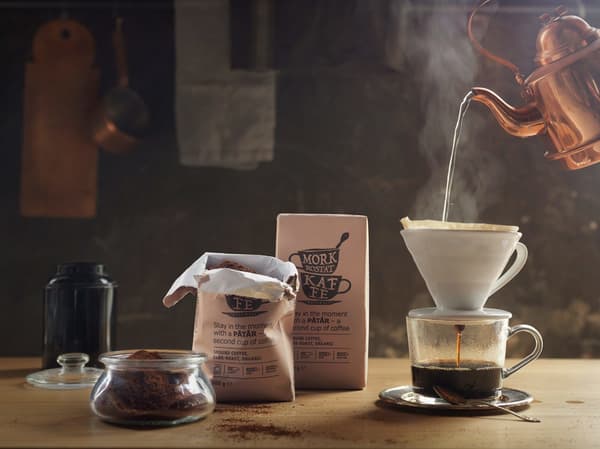 Café en cours de préparation en version de l'eau chaude sur un filtre de café IKEA PÅTÅR, directement dans une tasse.