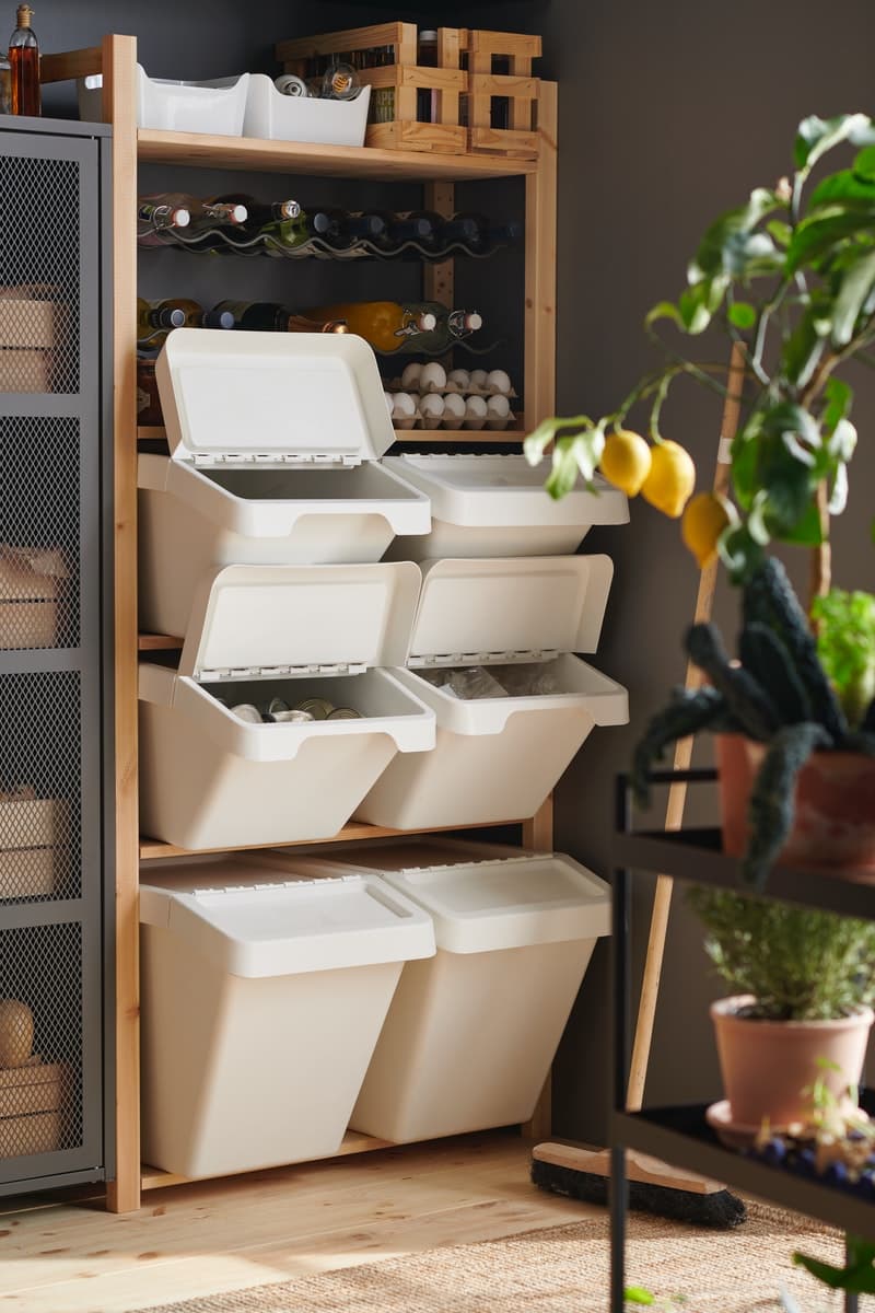 Cajones para reciclar blancos SORTERA. Estan encajados en un mueble de madera.
