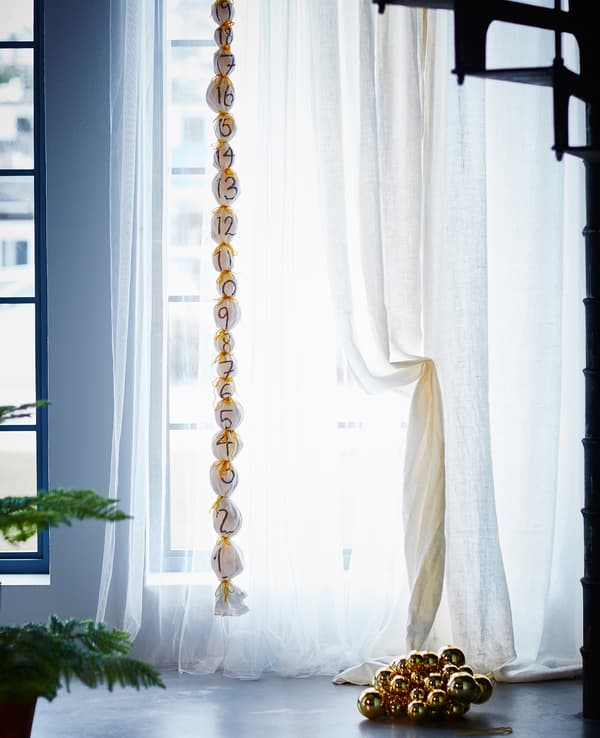 Calendrier de l'Avent décoratif pendu au plafond.