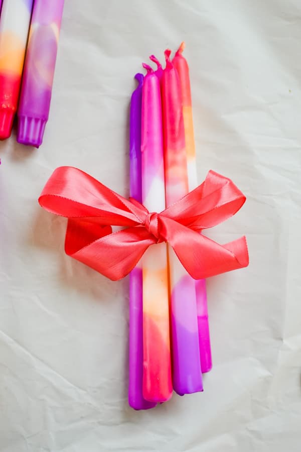 Candele colorate legate insieme con un fiocco