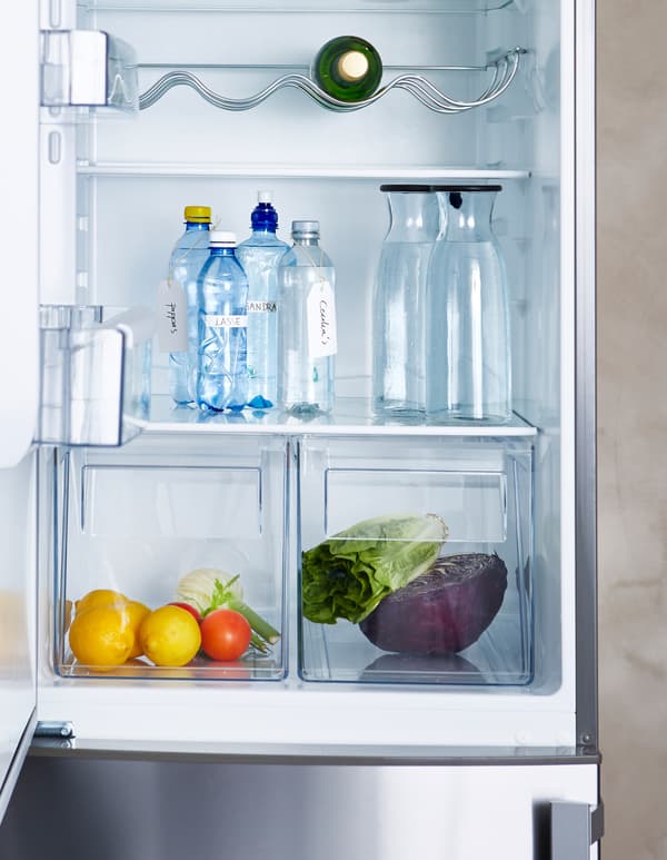 Carafes et bouteilles individuelles remplies d’eau et déposées dans un frigo.