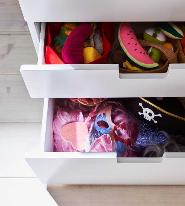 Cassetti pieni di giocattoli e cappelli - IKEA.