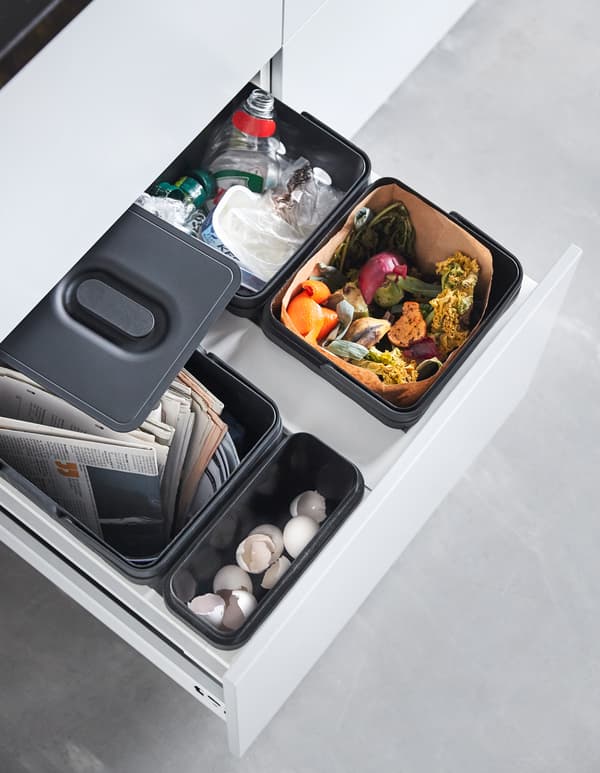 Cassetto della cucina con quattro contenitori in plastica per la raccolta differenziata e dell'umido da trasformare in compost - IKEA