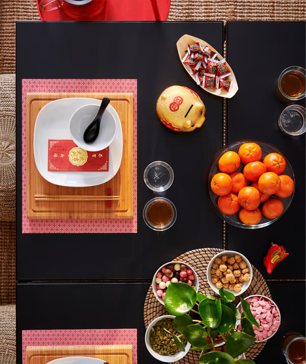 Ce set de table rouge GALLRA orné de petits motifs protégera la surface de la table et réduira le bruit.