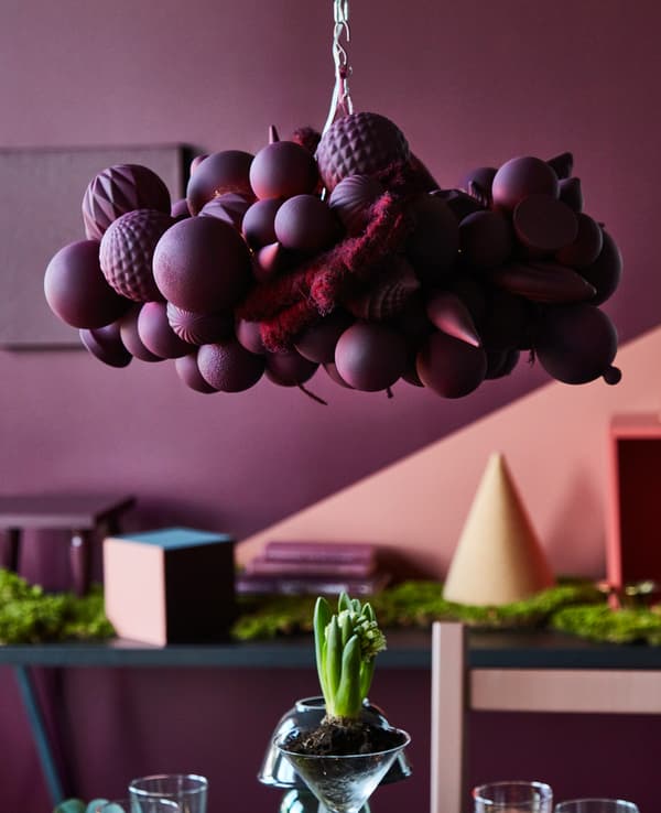 Centre de table constitué de décorations pour les fêtes, suspendue au-dessus de la table de salle à manger.