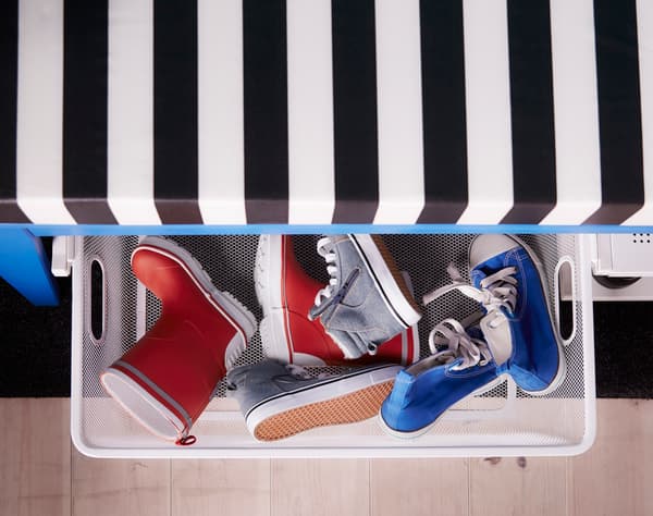 Ces paniers, qui coulissent sous le banc, servent de rangement aux chaussures