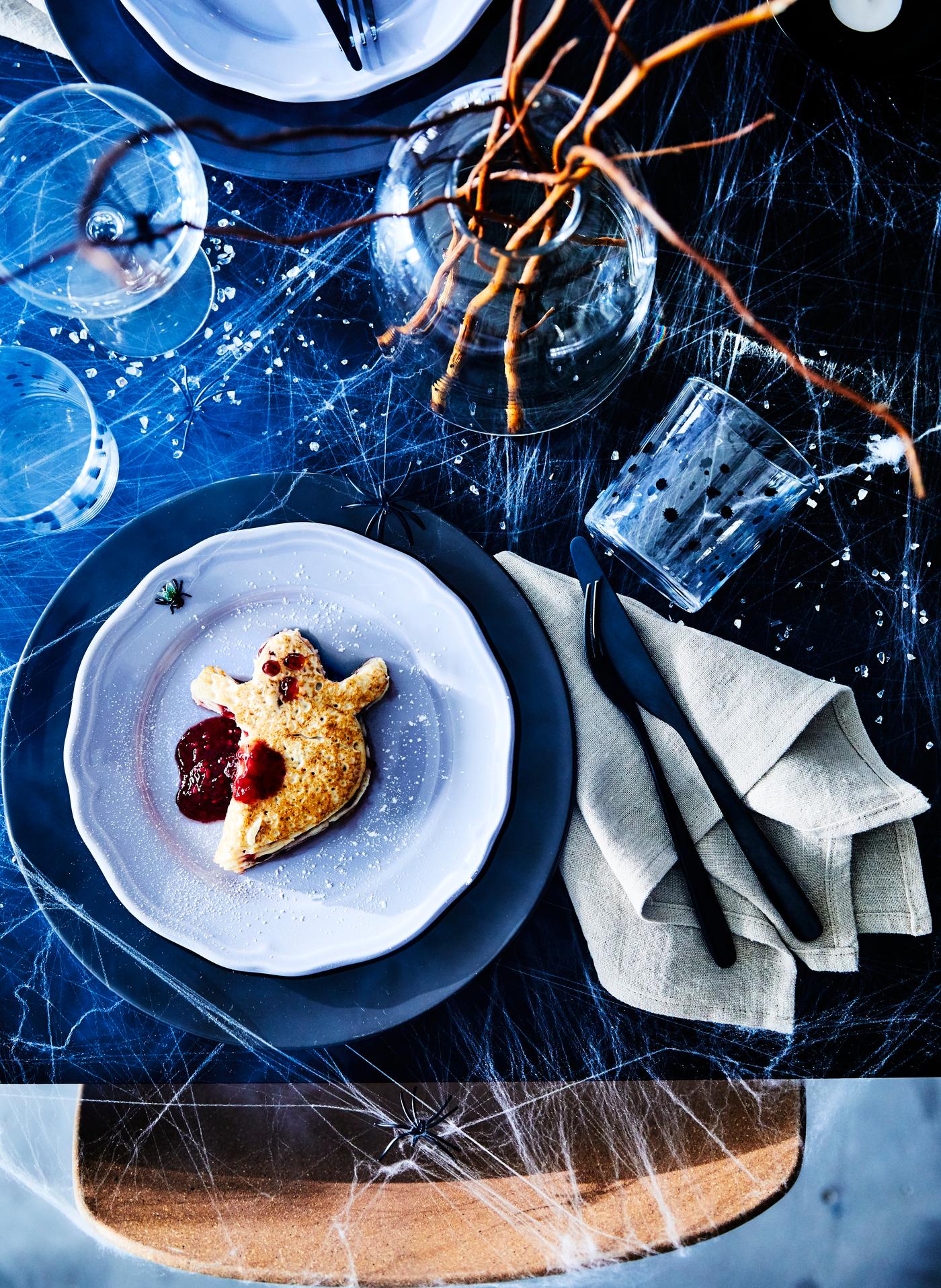 Cette année, demandez l’aide de vos petits monstres et préparez ensemble quelques gourmandises faciles à faire. Découpez des fantômes dans des crêpes. IKEA propose des crêpes surgelées faciles à réchauffer.