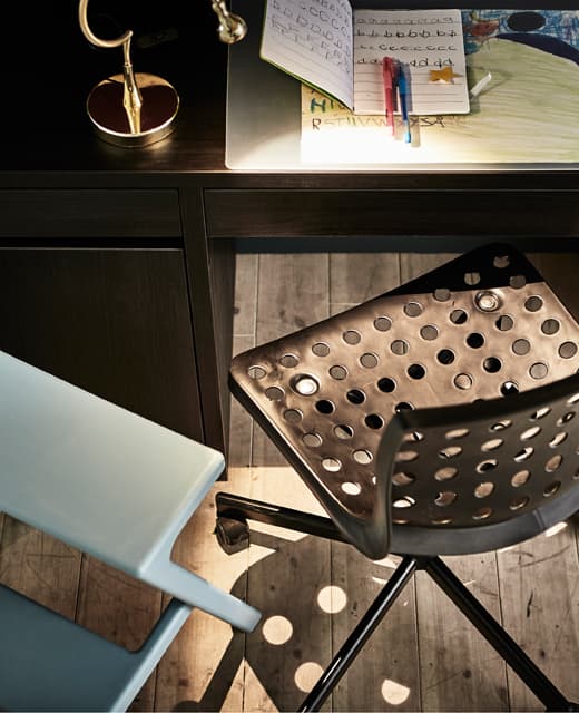 Chaise de bureau pour l’enfant et escabeau pour le parent