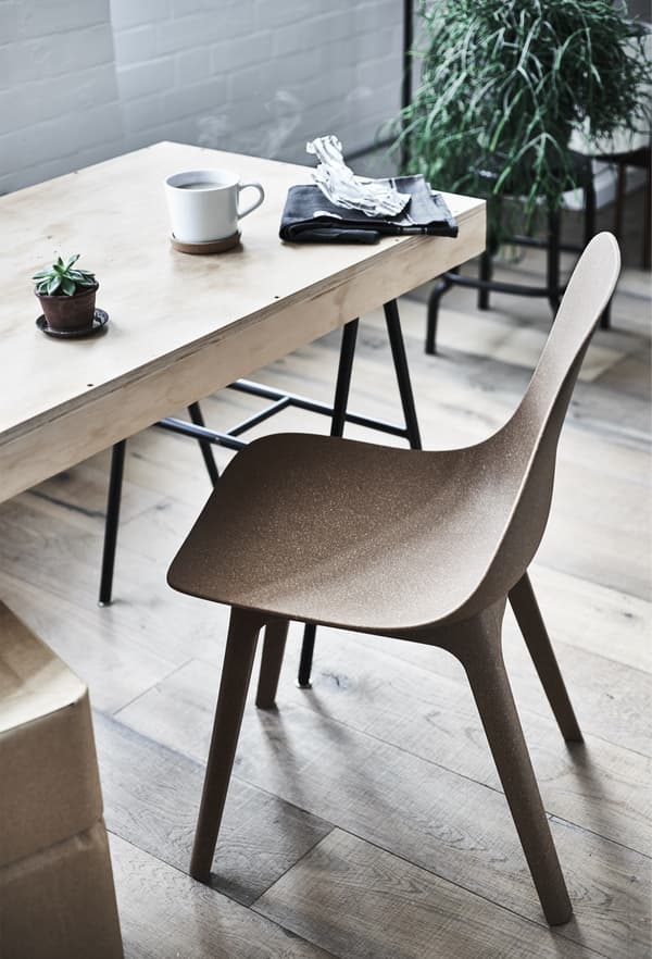 Chaise ODGER et table de salle à manger.