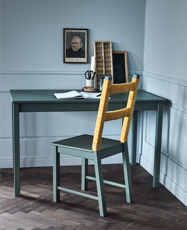 Chaise relookée devant un bureau.