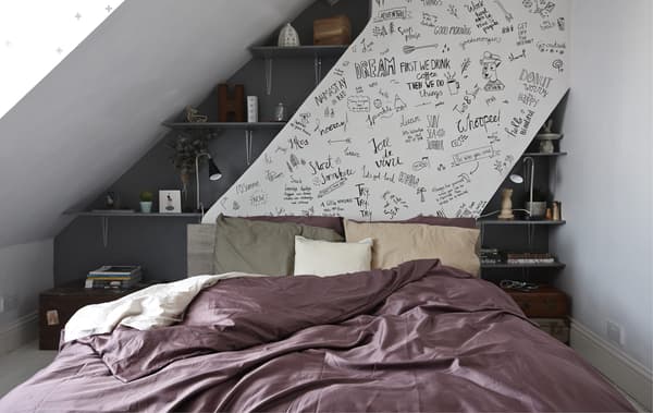 Chambre à coucher avec dessins et mots sur le mur
