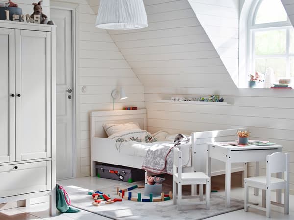 Chambre à coucher d'enfant avec blocs de construction colorés par terre.