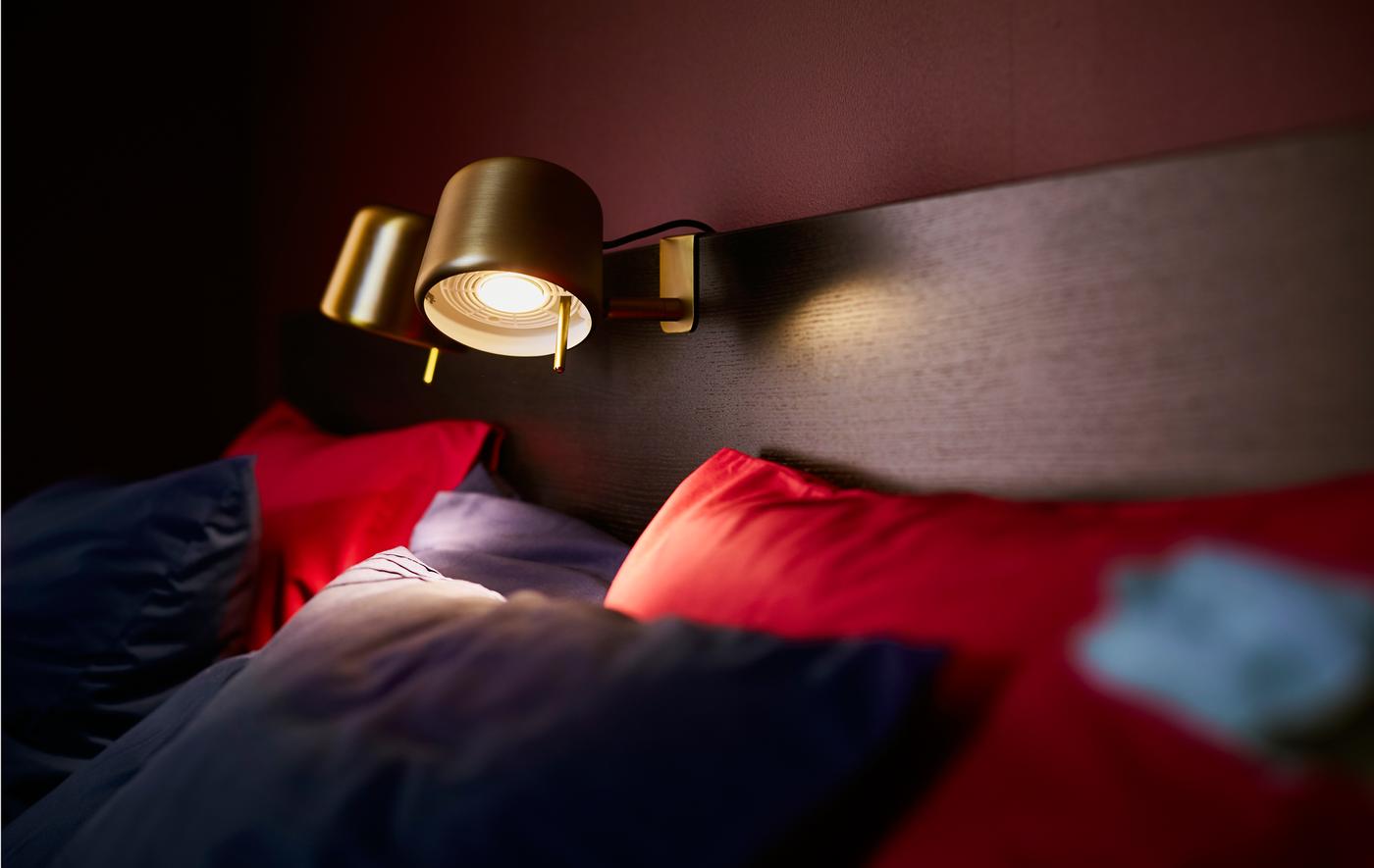 Chambre cosy avec lampes de lecture installées sur la tête de lit.